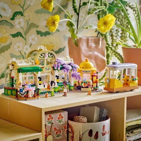 Конструктор LEGO Friends 42671 Кафе и цветочный магазин Плант