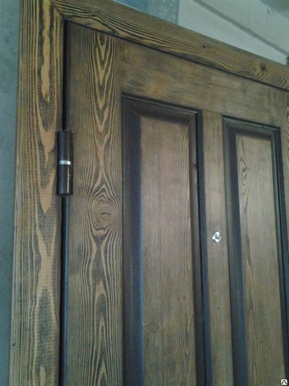 Деревянная накладка на металлическую дверь из массива