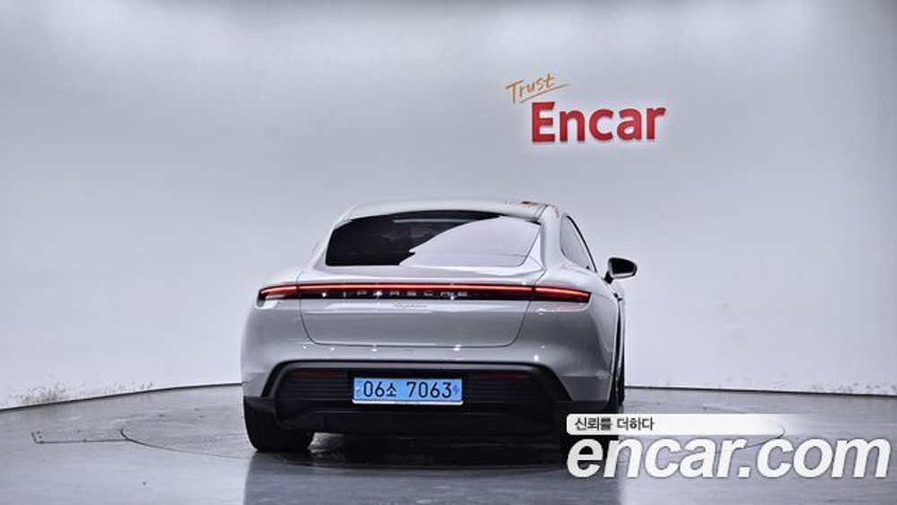 Porsche Taycan Base — 2024