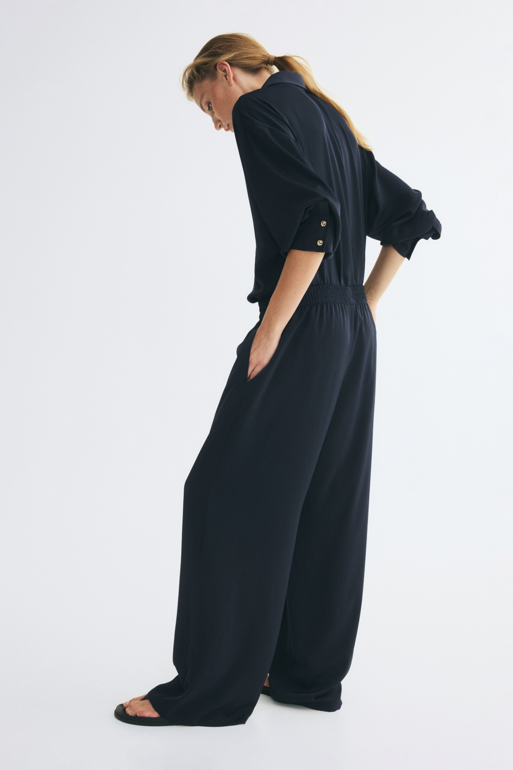 Брюки без застёжки из атласа - H&M