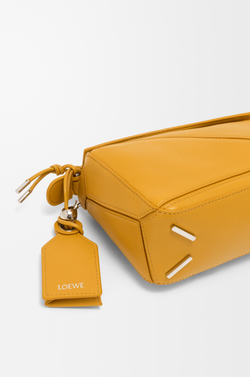 Loewe Сумка-мини Puzzle Featherlight из овечьей кожи наппа, горчичный