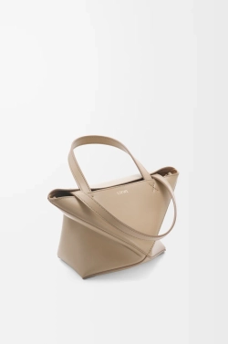 Loewe Мини-сумка Puzzle Fold из блестящей телячьей кожи, песочный