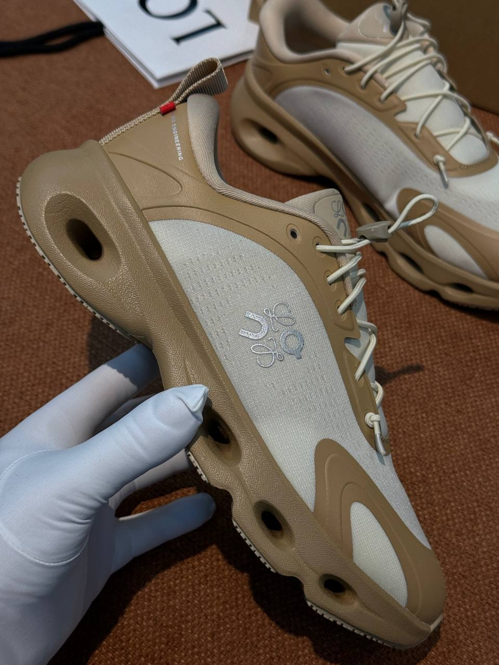 Кроссовки On Running x Loewe
