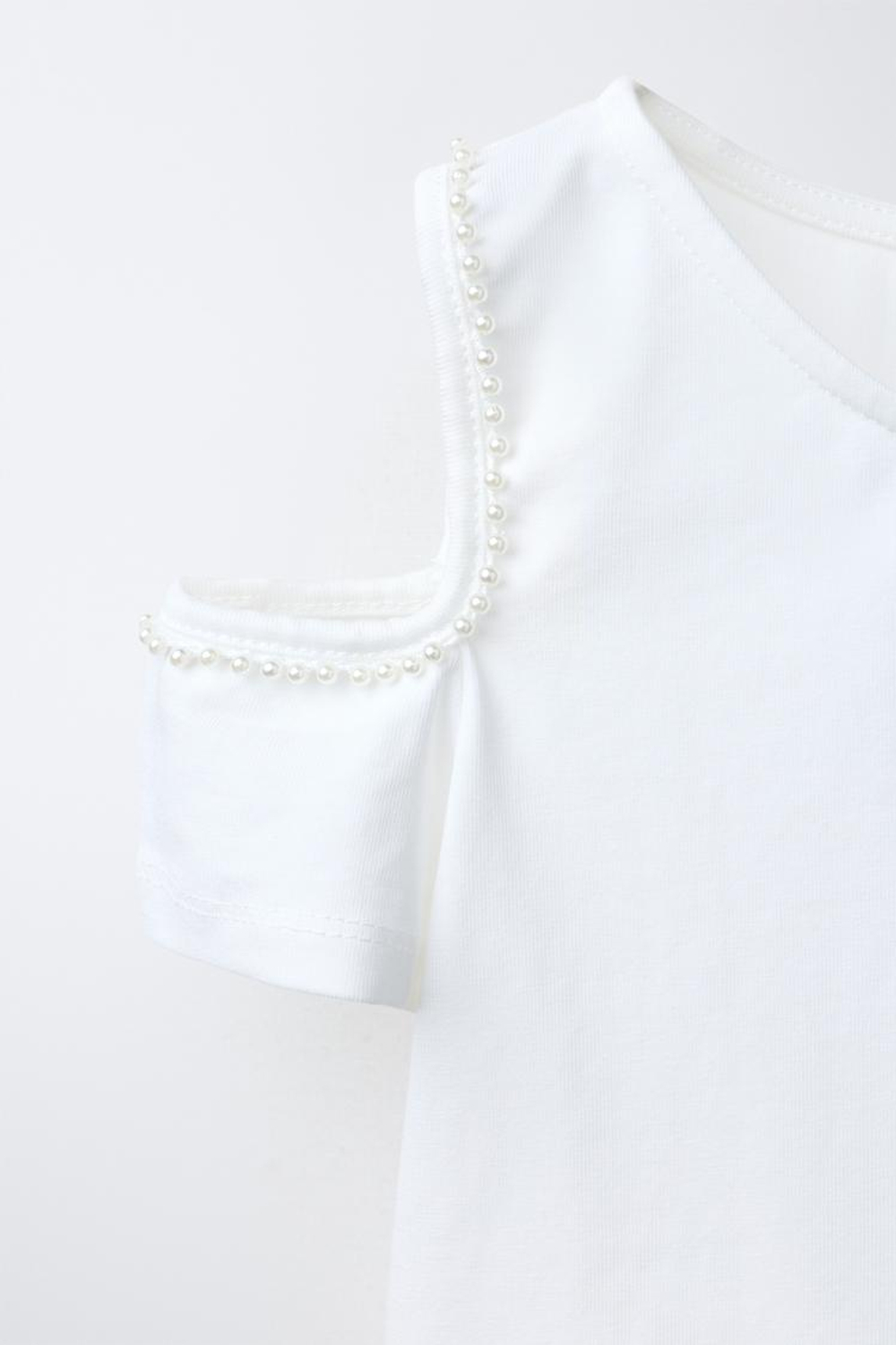 ZARA ФУТБОЛКА С ЖЕМЧУЖИНАМИ, БЕЛЫЙ