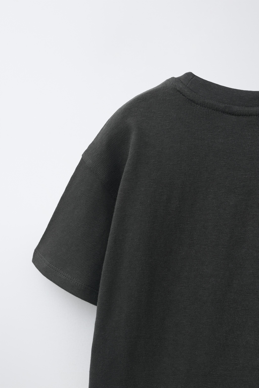 ZARA ФУТБОЛКА С ВЫШИВКОЙ, ТЕМНЫЙ АНТРАЦИТ