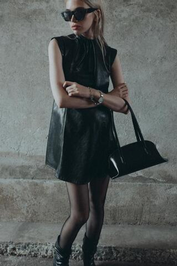 ZARA МИНИ-ПЛАТЬЕ ИЗ ИСКУССТВЕННОЙ КОЖИ, ЧЕРНЫЙ