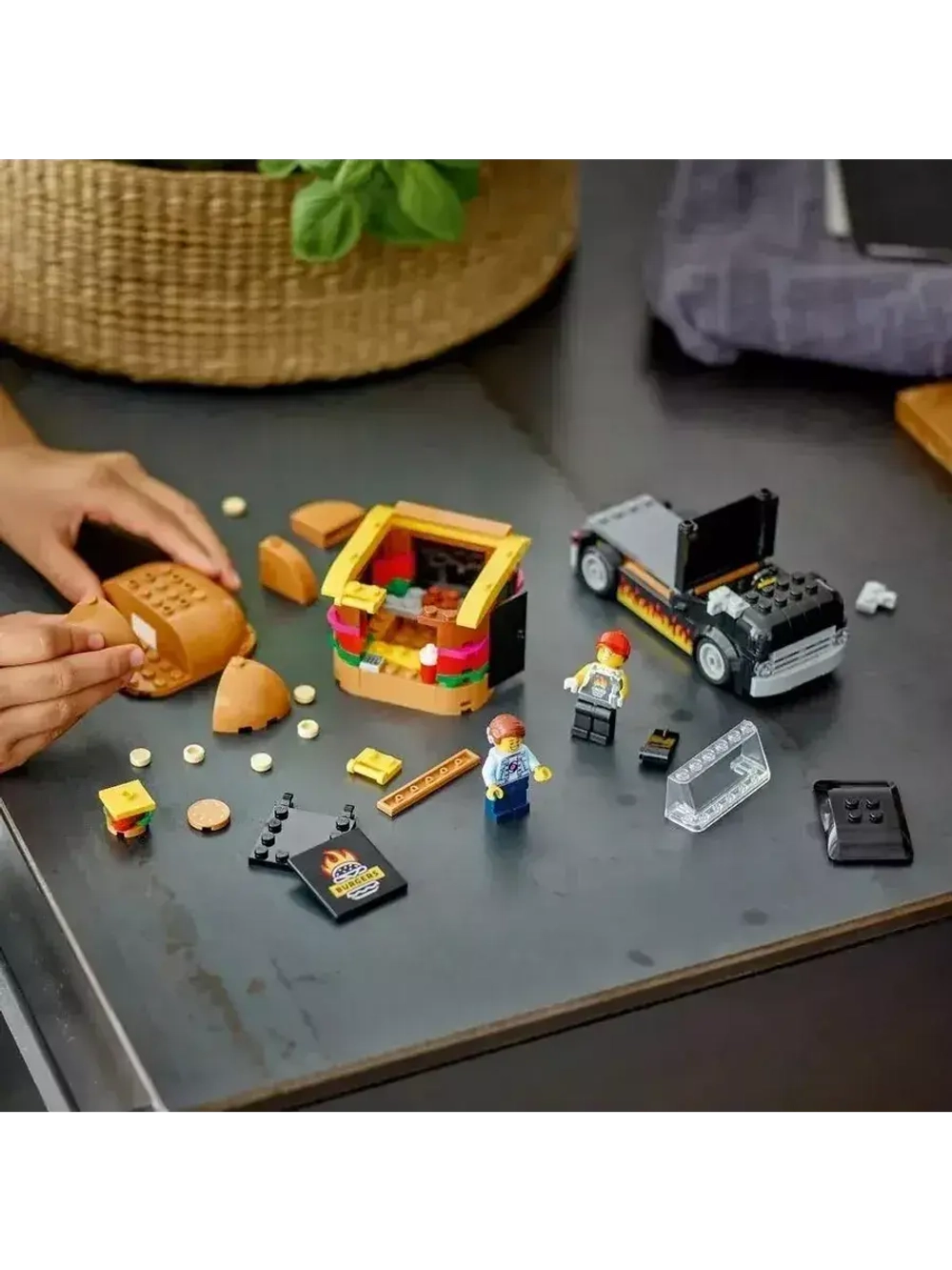 Конструктор LEGO City 60404 Бургерная на колесах