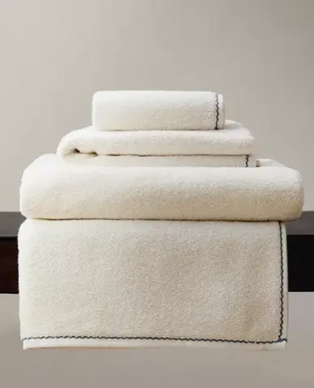 ZARA HOME ПОЛОТЕНЦЕ С КАЙМОЙ, ЦВЕТ СЛОНОВОЙ КОСТИ