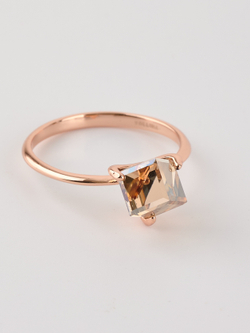 Кольцо Миражи тонкое с кристаллом Swarovski цвета шампань