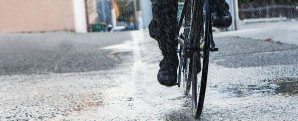 Как ездить на велосипеде в дождь? Как ездить на велосипеде в дождь?
