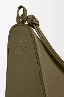 Loewe Мини сумка-хобо Hammock из классической телячьей кожи, темный хаки