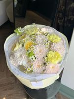 Букет из хризантемы, кустовых пионовидных роз, орнитогалума, ромашки и диантусов