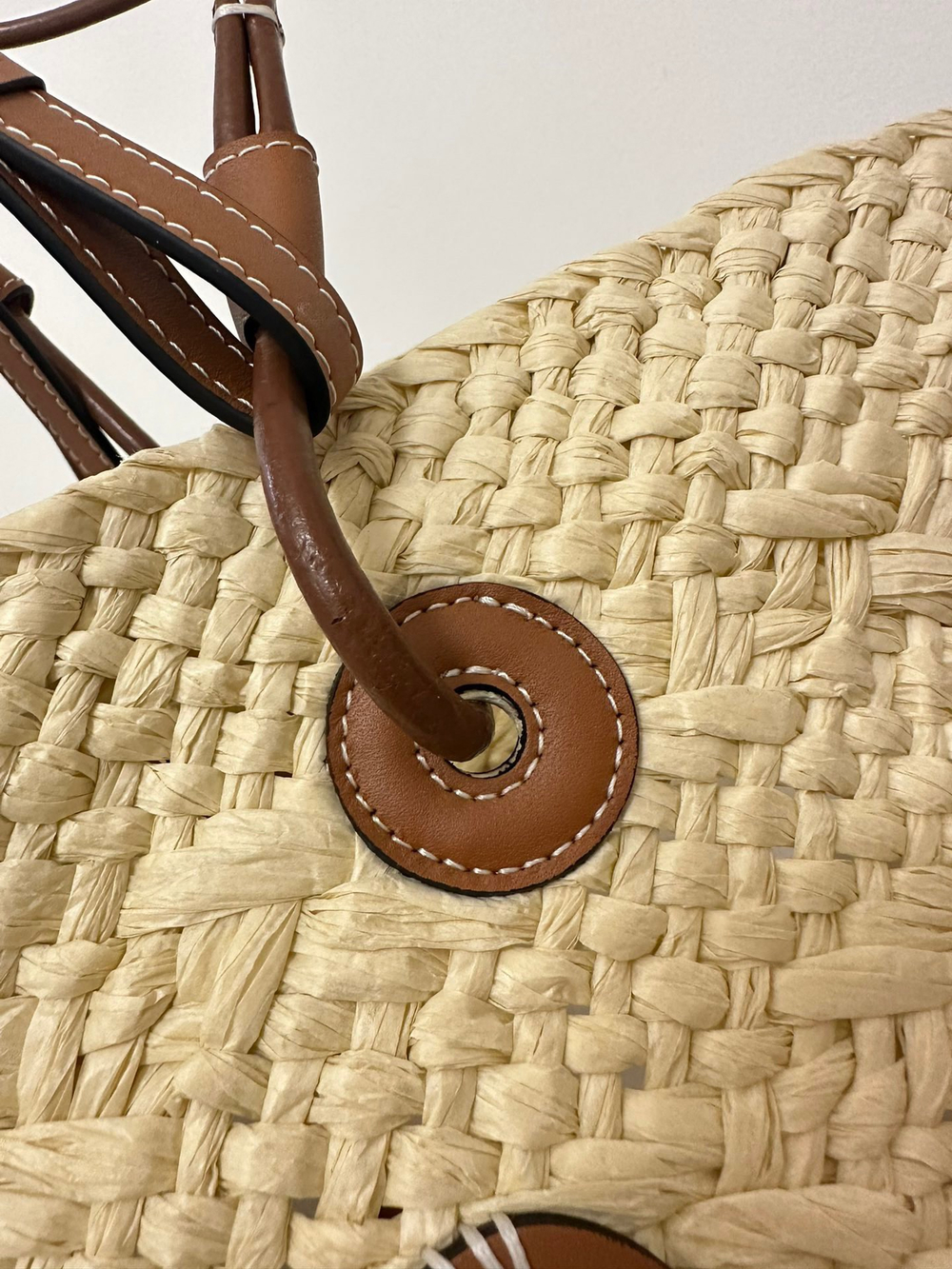 Сумка Anagram Basket Large, коричневая отделка — фото 6