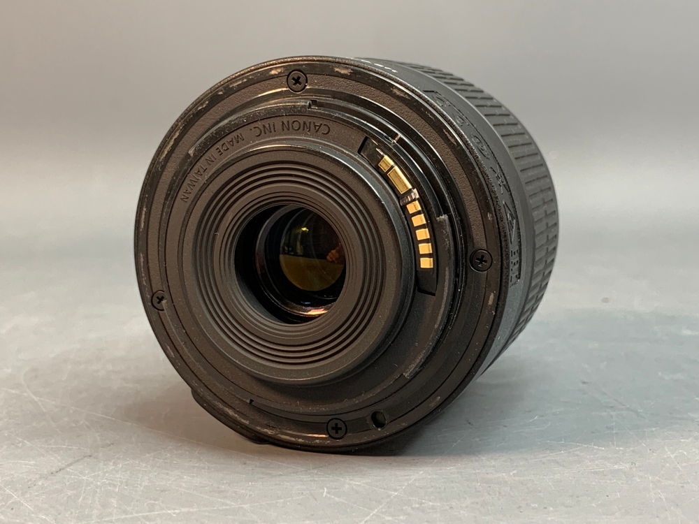 Canon 1300D kit 18-55mm III 29.200 Кадров