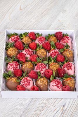 Клубника и малина в шоколаде