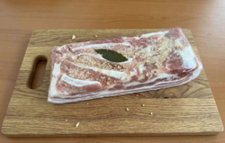 Грудинка свиная соленая с чесноком