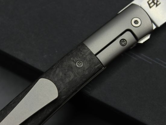 Складной нож Boker 01BO613 Urban Trapper Premium CF c клинком из стали Böhler M390 Microclean®, рукоять титан / карбон