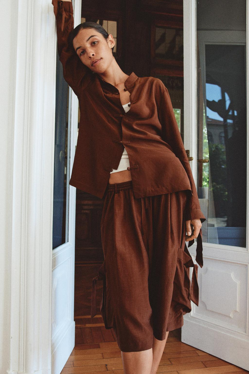 ZARA ШОРТЫ ИЗ СМЕСОВОЙ ВИСКОЗЫ С КАРМАНАМИ, ТЕМНО-КОРИЧНЕВЫЙ