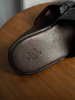 Шлепанцы Hermes из кожи крокодила