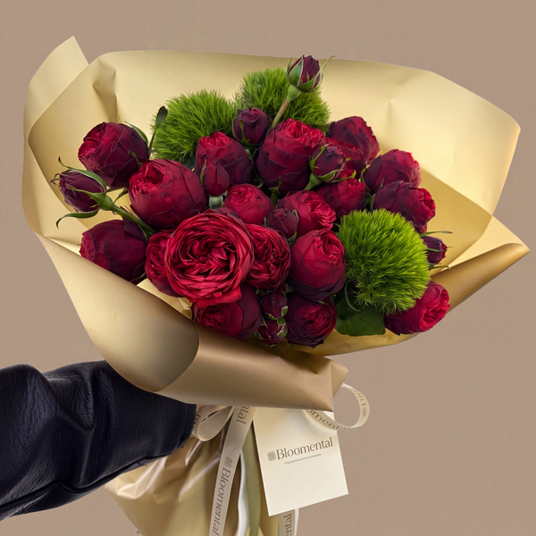 Розы Red piano с Барбатус Киви Меллоу. Burgundy Gold Premium