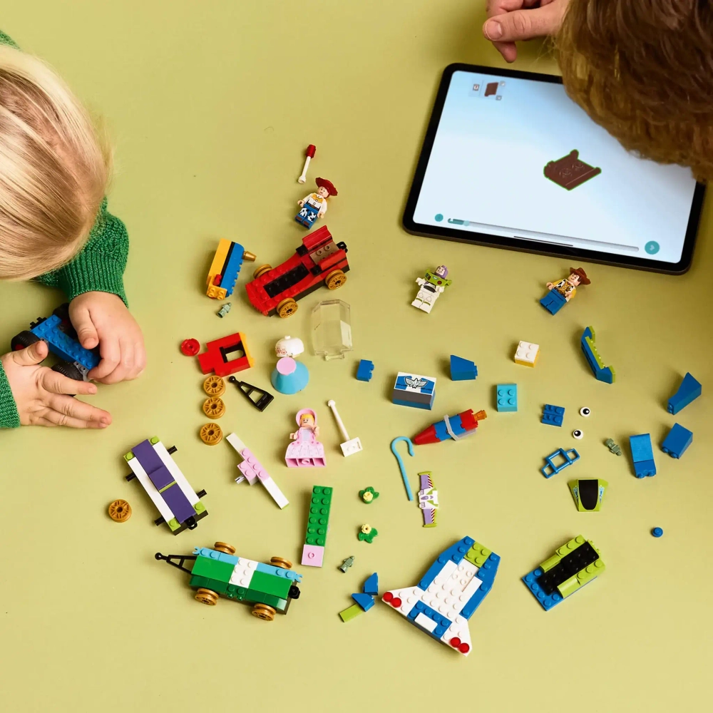 Конструктор LEGO Disney 43264 Праздничный поезд Истории игрушек и радиоуправляемый автомобиль