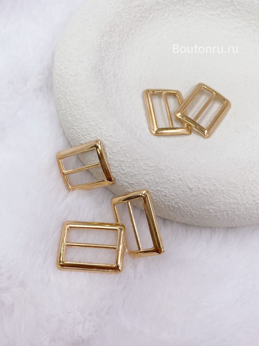 Пряжка золотистая тонкая