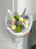 Букет сборный из гортензии, кустовых пионовидных роз, диантусов, амми и дельфиниума