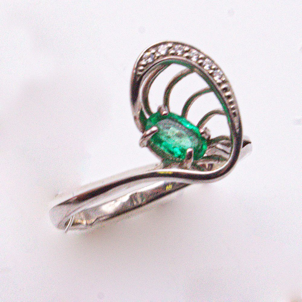 Кольцо ручной работы с изумрудом и фианитами