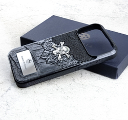 Чехол Euphoria HM Crossbones Skull Stingray Lux для iPhone 18 Pro Max разобран — задняя крышка с серебряным черепом и силиконовая рамка на фирменной коробке