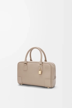 Loewe Сумка Amazona 23 из мягкой зернистой телячьей кожи, цвет глины