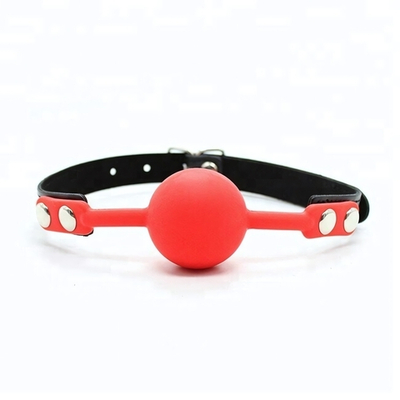 Кляп силиконовый на кожаном ремешке с застежкой Onjoy BDSM Silicone Gag (Цвет: черный с красным)