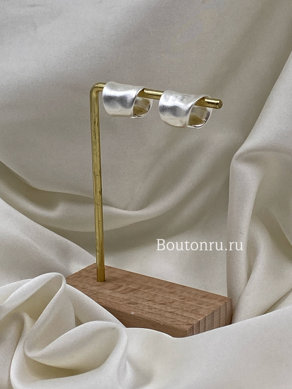 Серьги каффы серебристые с мятым эффектом