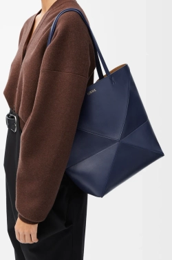 Loewe Средняя складная сумка-тоут Puzzle Fold из блестящей телячьей кожи, темно-синий