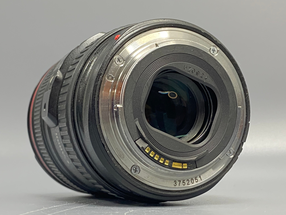 Canon 24-105mm 4L Царапина на линзе