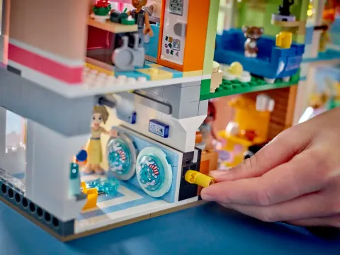 Конструктор LEGO Friends 42670 Апартаменты и магазины в Хартлейк-Сити