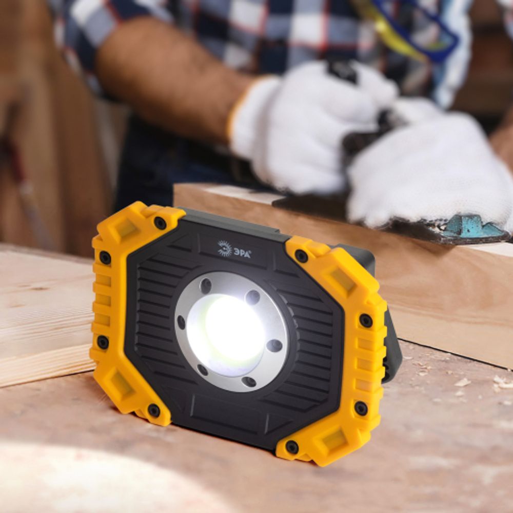 Светодиодный фонарь ЭРА Рабочие Практик PA-802 прожектор аккумуляторный 15Вт, COB, 6 режимов | Прожекторные фонари