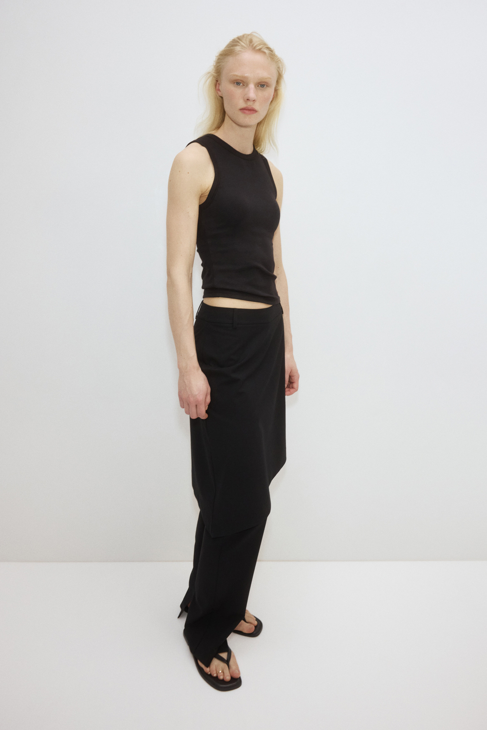 Топ Cooling без рукавов со встроенным бюстгальтером Slim Fit - H&M