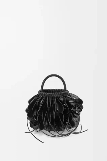 Loewe Сумка-корзинка Shell из плетеной телячьей кожи, черный