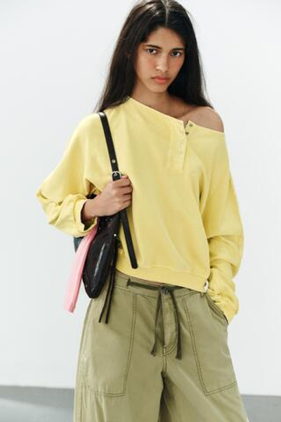 КОМБИНИРОВАННАЯ ТОЛСТОВКА С ЭФФЕКТОМ ПОТЕРТОСТИ — ZARA