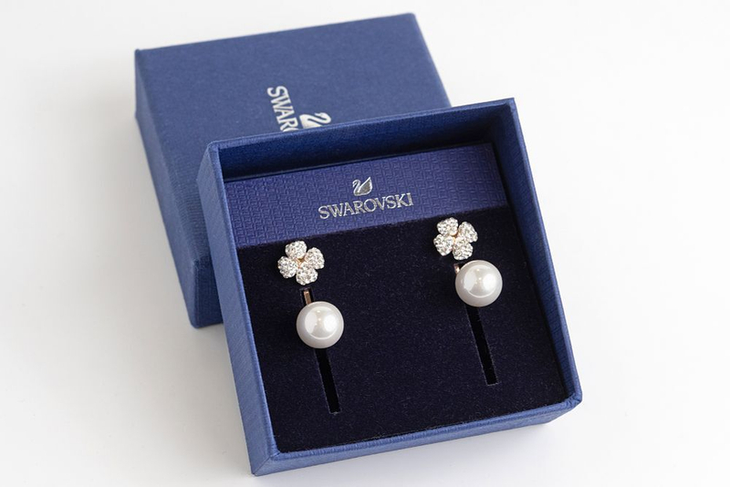 Серьги-пусеты Swarovski с жемчужными бусинами и клеверами, покрытыми кристаллами