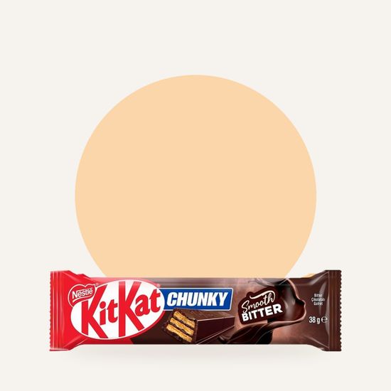 Шоколадный батончик KitKat Chunky Smooth Bitter — на фирменном фоне OH MY GEEK