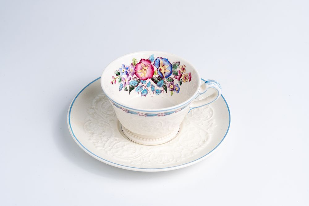 Чайная пара Wedgwood из серии Morning Glory, украшенная рельефом и цветочным рисунком