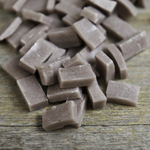 Крупный план колотой смальты TH01 цвета на фото.