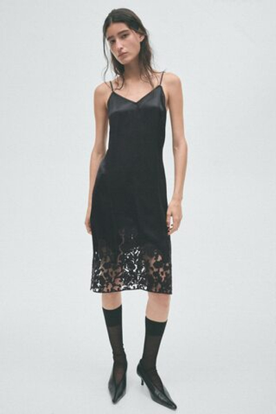 Атласное платье с вышивкой - H&M