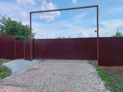На воротах смонтирован профлист