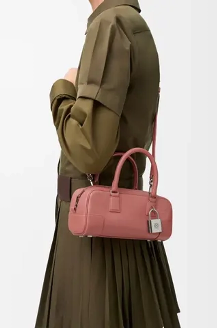 Loewe Укороченная сумка Amazona 23 из блестящей телячьей кожи, красноватый