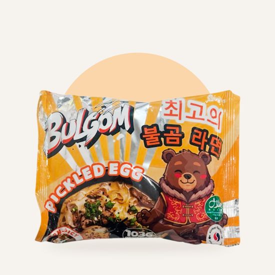 Лапша BULGOM Pickled Egg 103 г — упаковка на фирменном фоне OH MY GEEK