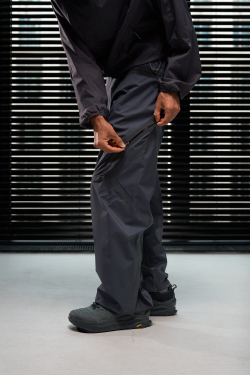 Брюки Blue Monte Geometric-Cut Laminated Trousers "Navy Blue"