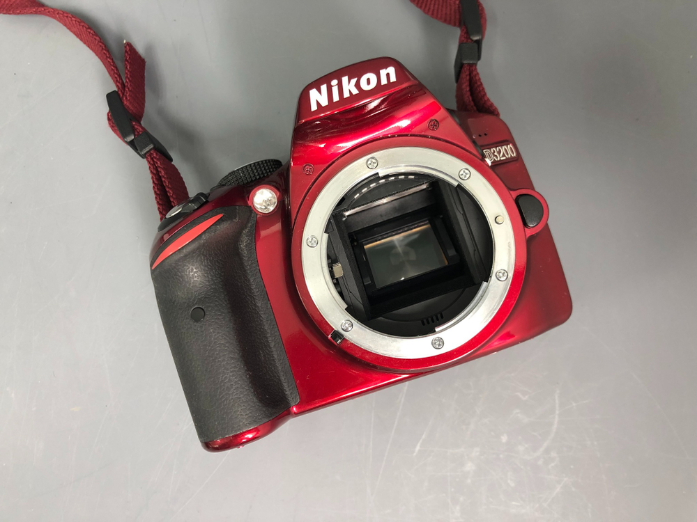 Nikon D3200 Red kit 18-55mm 3.5-5.6G VR 12.700 кадров