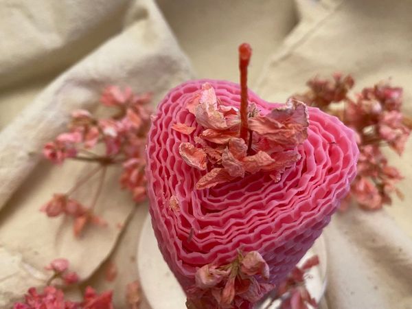 Свеча "Сердце" с цветами герани
